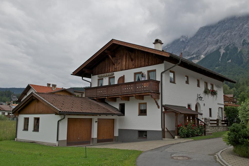 Holzschnitzers Appartements Ehrwald Luaran gambar